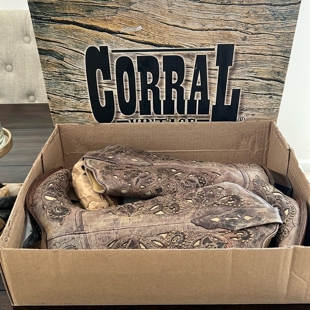 NIB - Gorgeous Corral Boots  6 1/2